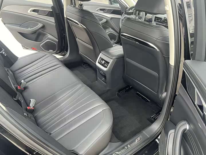 Фото 13 - Hongqi H5