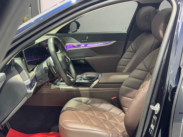 Фото 13 - BMW 7 Series