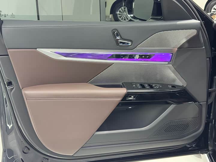 Фото 15 - BMW 7 Series