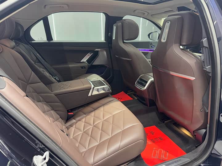 Фото 17 - BMW 7 Series