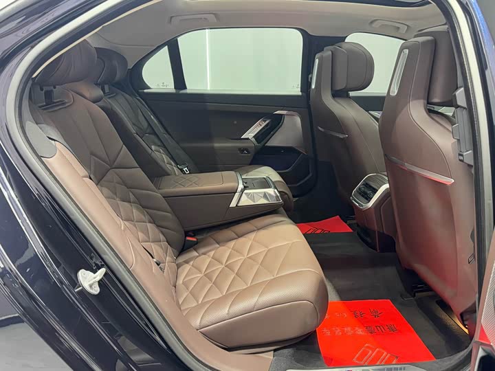 Фото 18 - BMW 7 Series