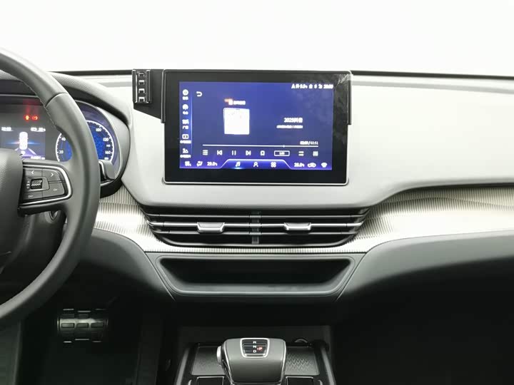 Фото 12 - Hongqi E-QM5