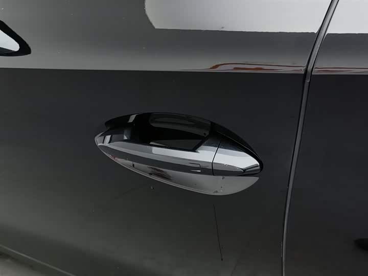 Фото 18 - Hongqi E-QM5