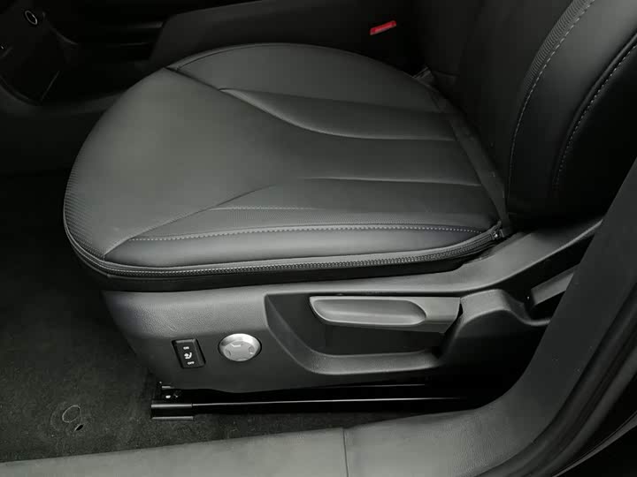 Фото 20 - Hongqi E-QM5