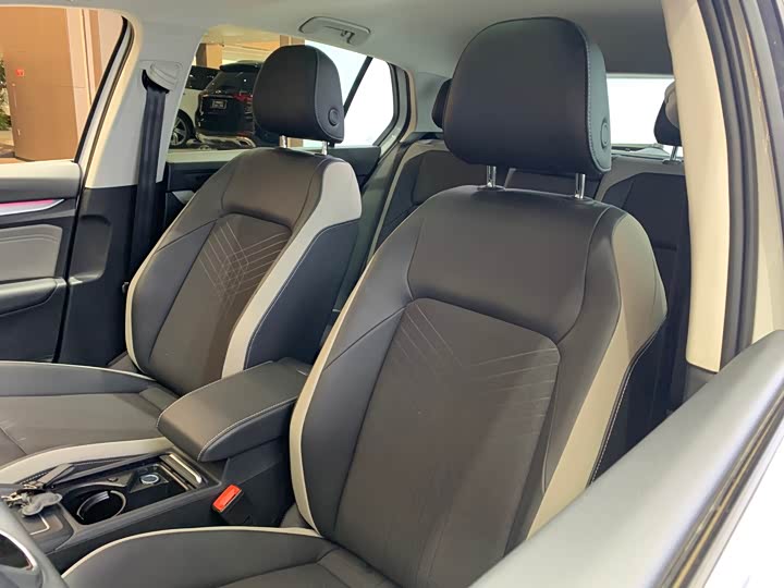 Фото 10 - Volkswagen Golf