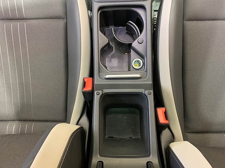 Фото 16 - Volkswagen Golf