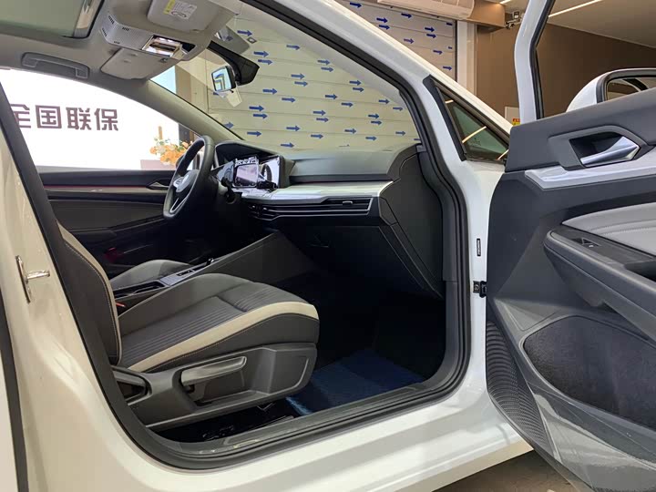 Фото 17 - Volkswagen Golf