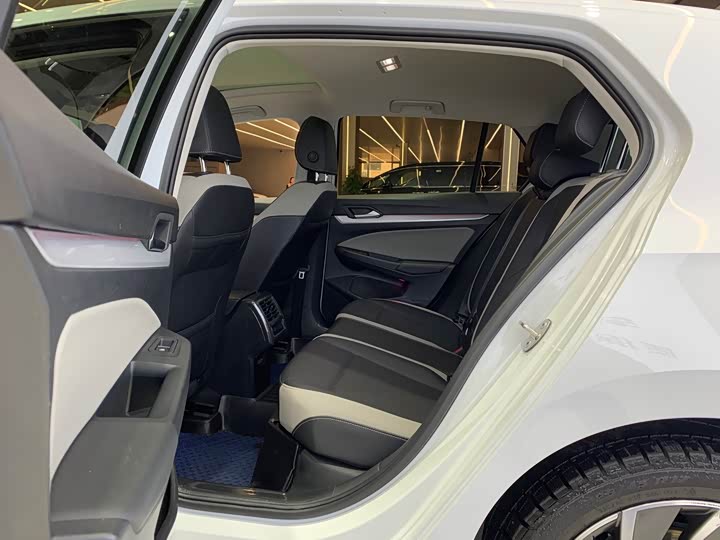 Фото 18 - Volkswagen Golf