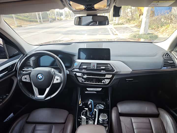 Фото 10 - BMW iX3