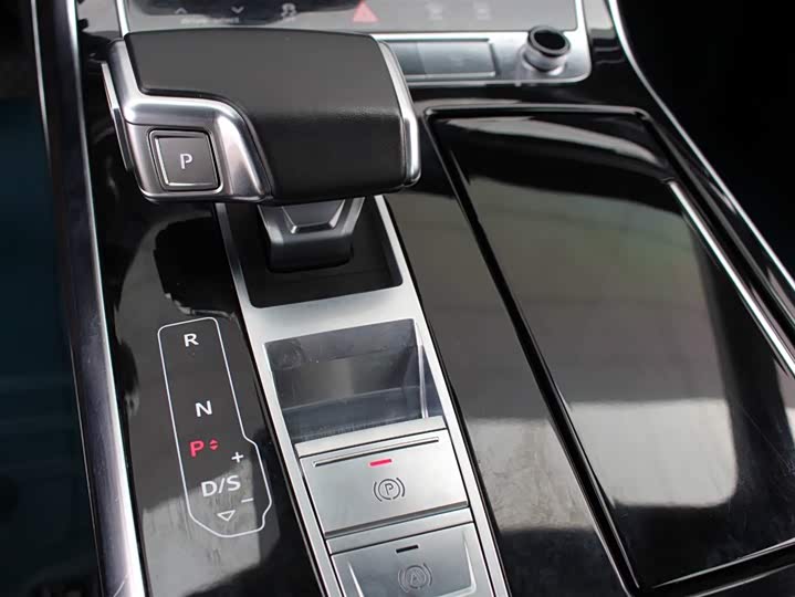 Фото 10 - Audi Q8