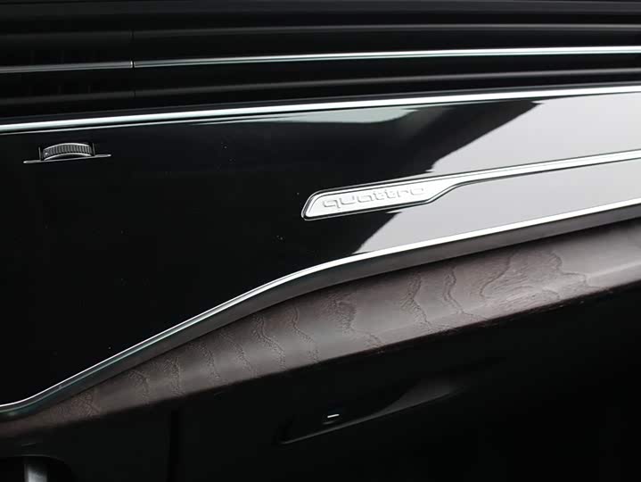 Фото 11 - Audi Q8