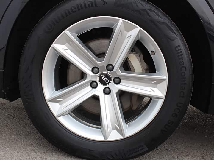 Фото 14 - Audi Q8