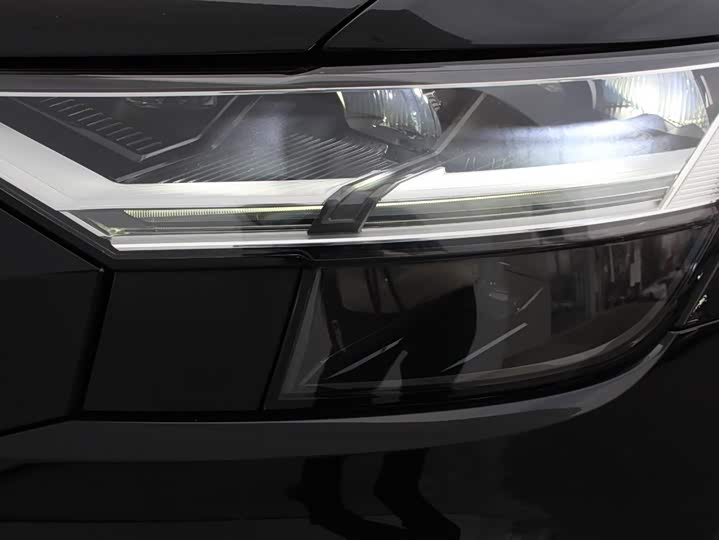 Фото 15 - Audi Q8