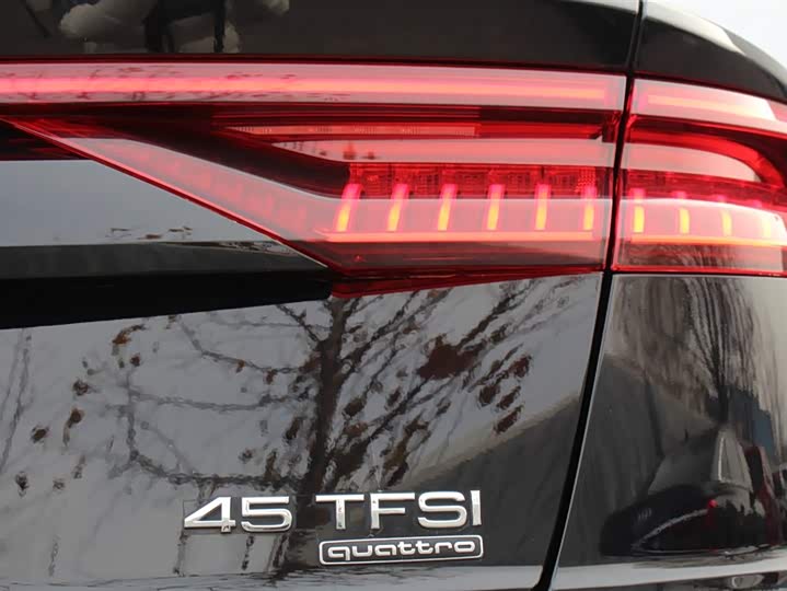 Фото 17 - Audi Q8