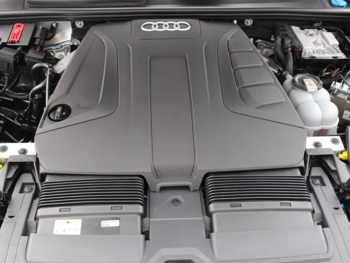 Фото 18 - Audi Q8