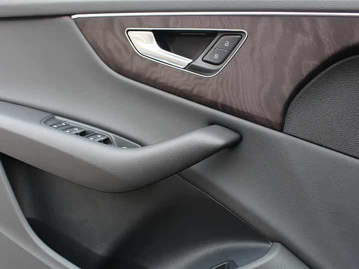 Фото 7 - Audi Q8