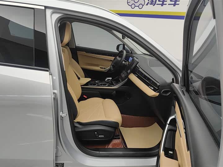 Фото 8 - Geely Atlas L