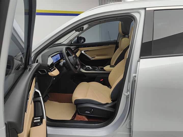 Фото 9 - Geely Atlas L