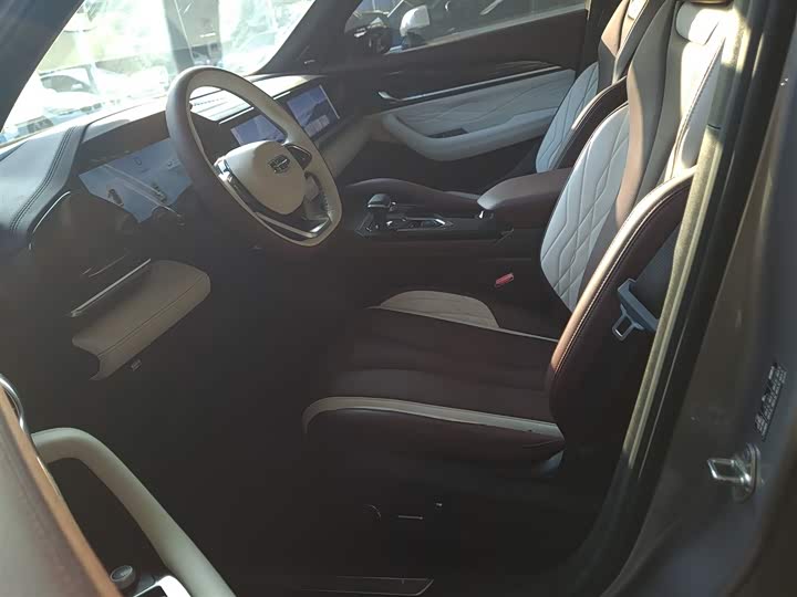 Фото 15 - Geely Monjaro