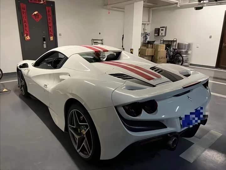 Фото 2 - Ferrari F8