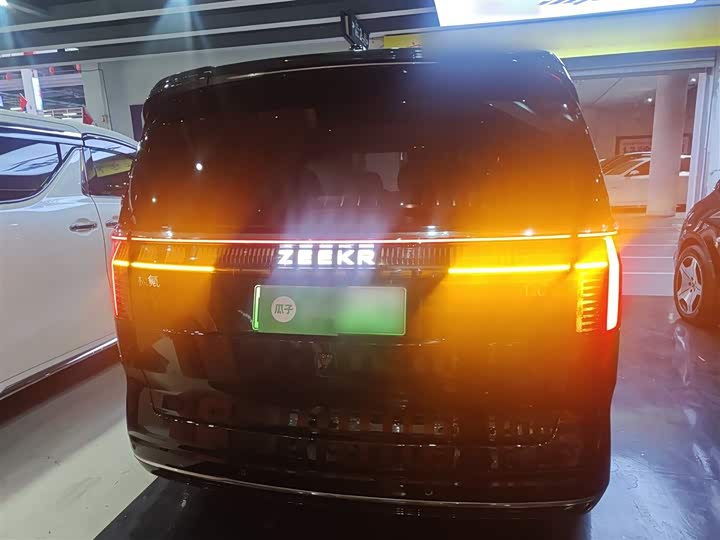 Фото 6 - Zeekr 009