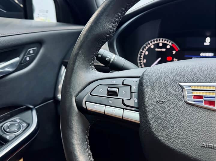 Фото 10 - Cadillac XT4