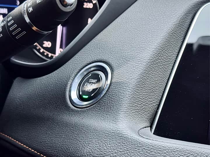 Фото 19 - Cadillac XT4