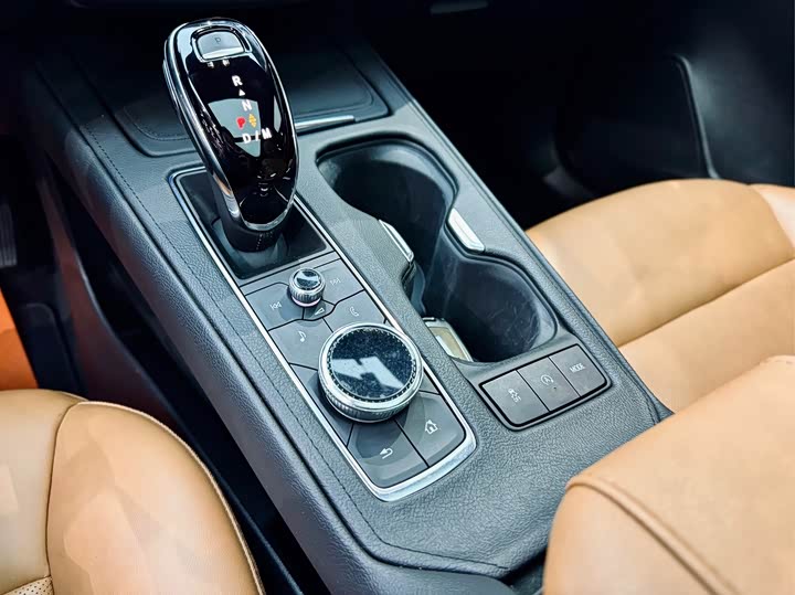 Фото 21 - Cadillac XT4