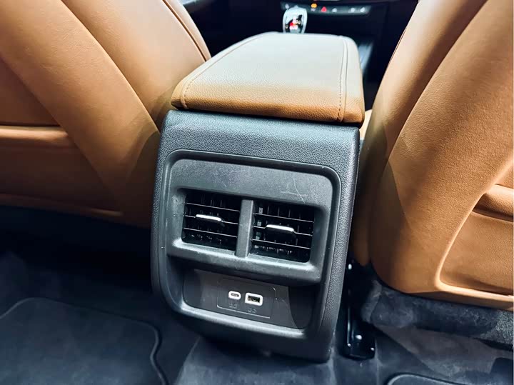 Фото 24 - Cadillac XT4