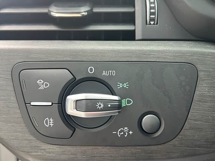 Фото 10 - Audi A4L