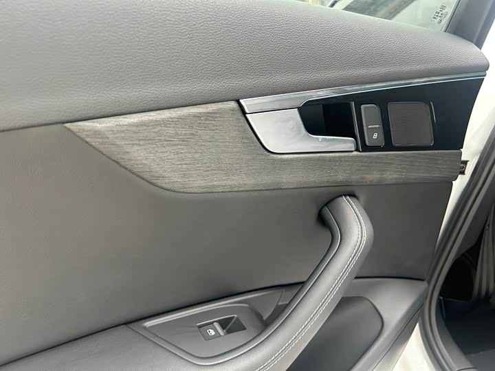 Фото 16 - Audi A4L