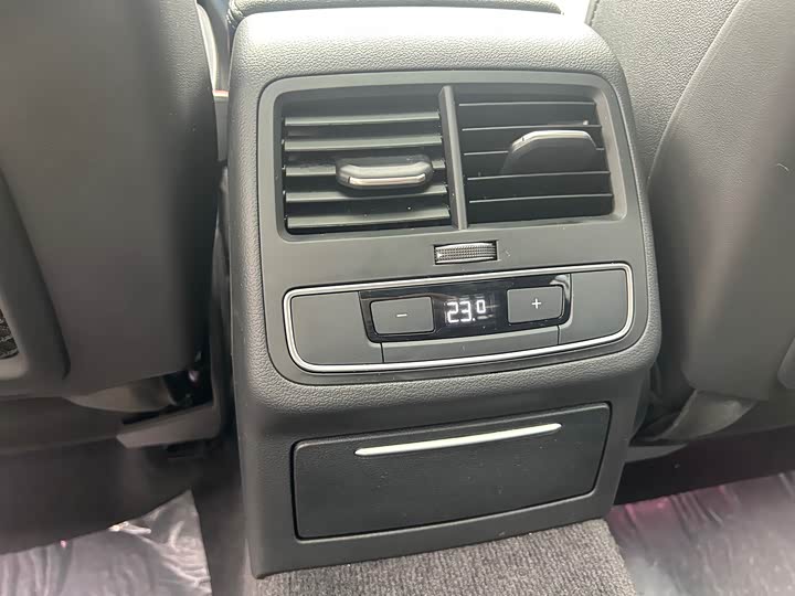 Фото 17 - Audi A4L