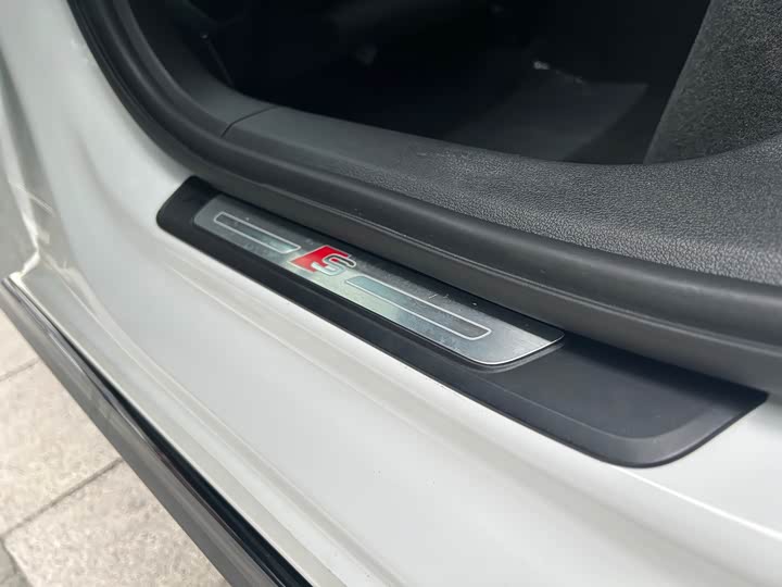 Фото 19 - Audi A4L