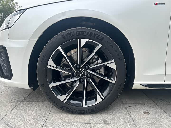 Фото 23 - Audi A4L