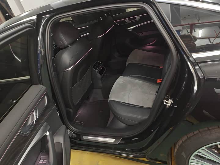 Фото 12 - Audi A6L