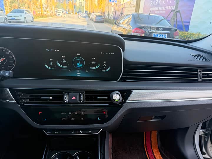 Фото 12 - Hongqi HS5