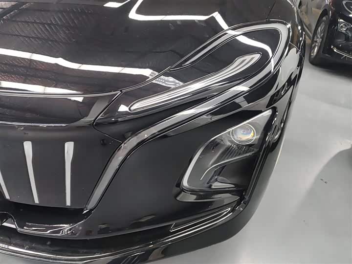 Фото 24 - Hongqi E-QM5