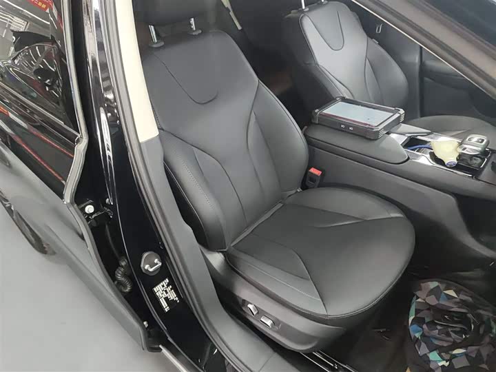 Фото 25 - Hongqi E-QM5