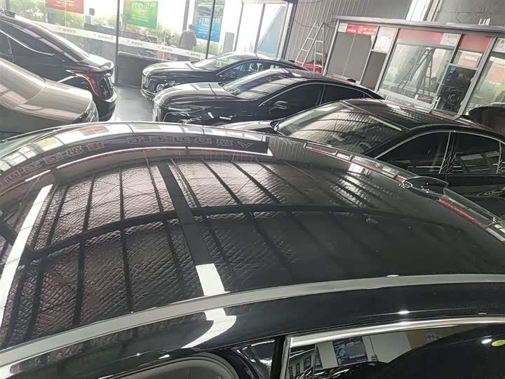 Фото 27 - Hongqi E-QM5