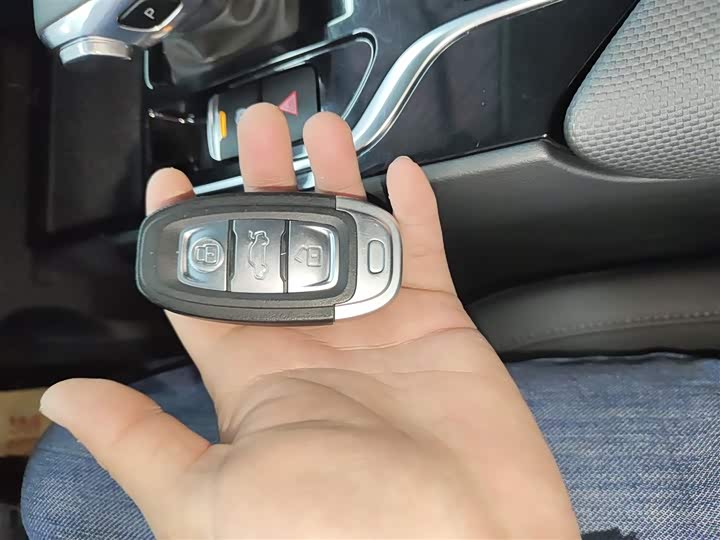 Фото 9 - Hongqi E-QM5