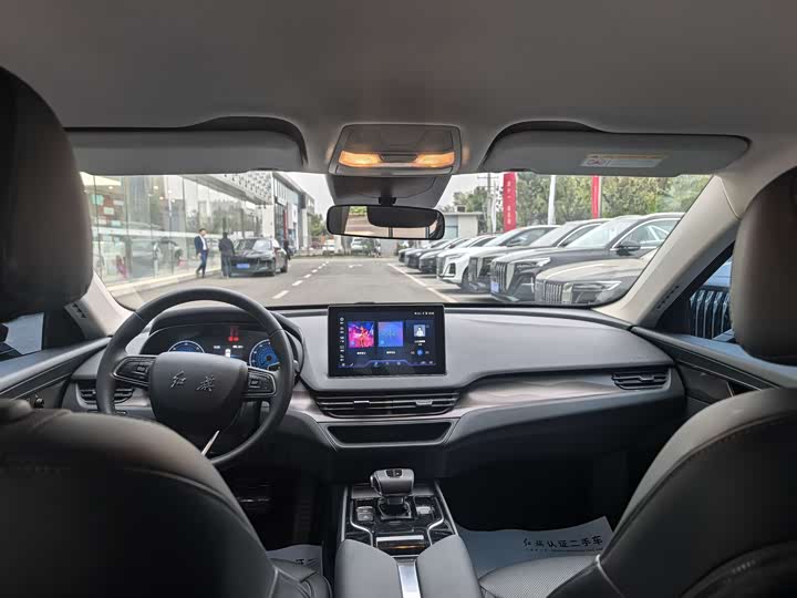 Фото 11 - Hongqi E-QM5