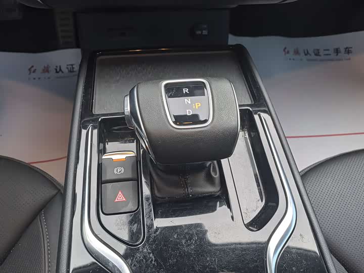 Фото 13 - Hongqi E-QM5