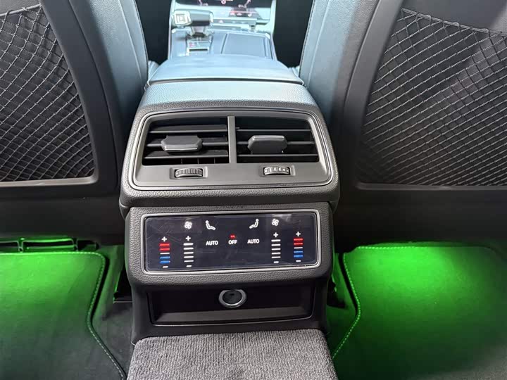 Фото 18 - Audi A6L