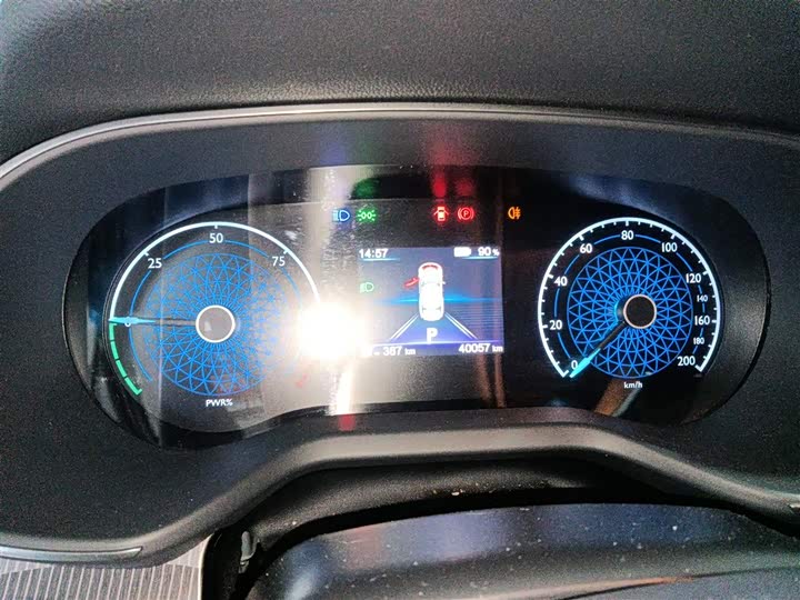 Фото 12 - Hongqi E-QM5