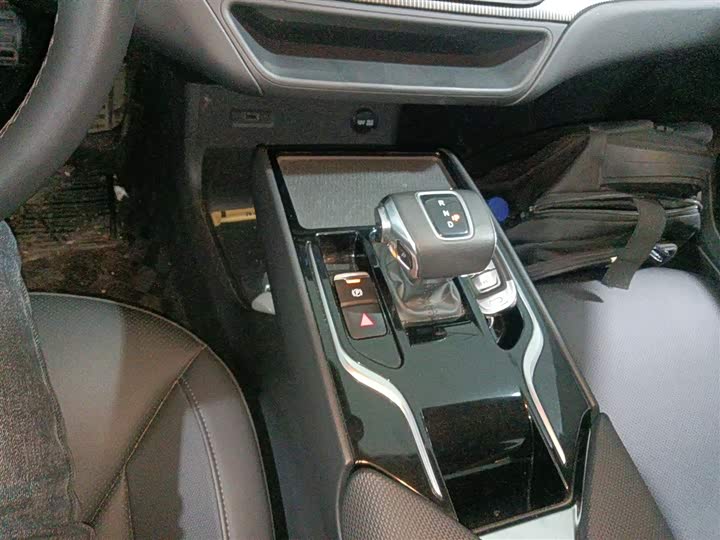 Фото 14 - Hongqi E-QM5