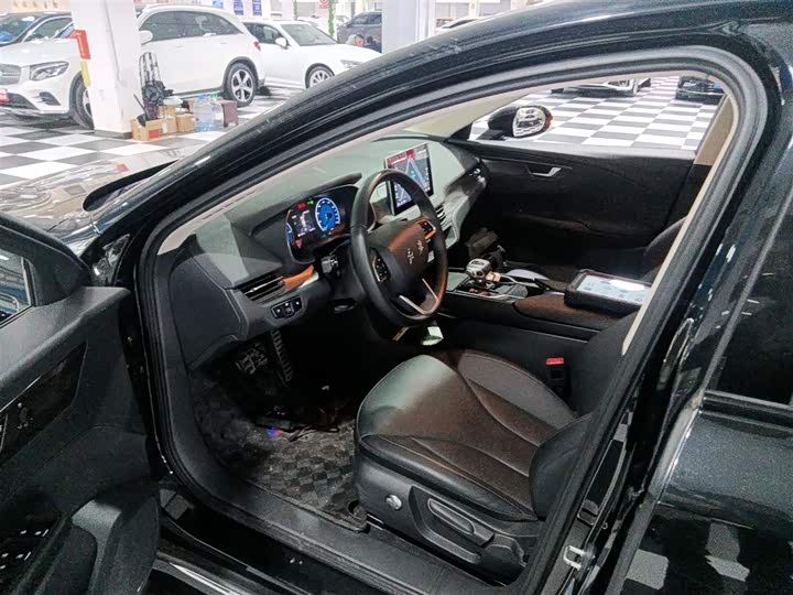 Фото 15 - Hongqi E-QM5