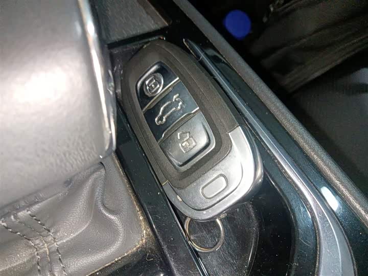 Фото 9 - Hongqi E-QM5