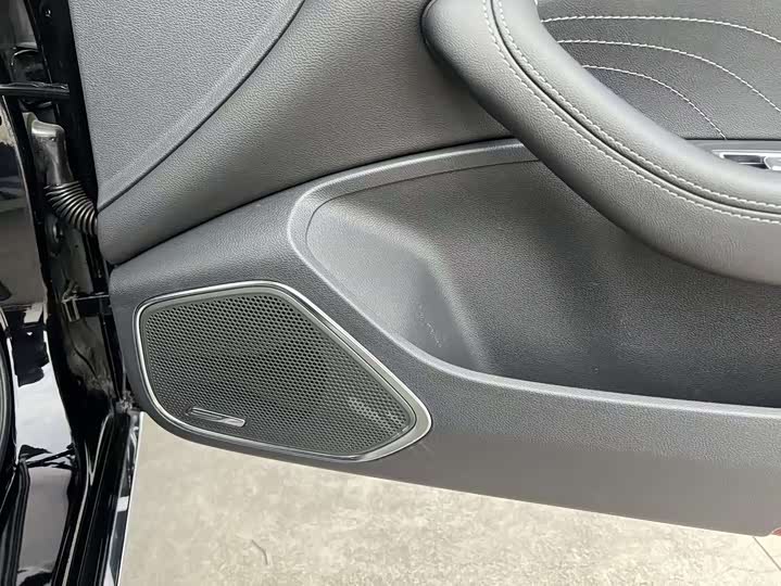 Фото 15 - Hongqi H5