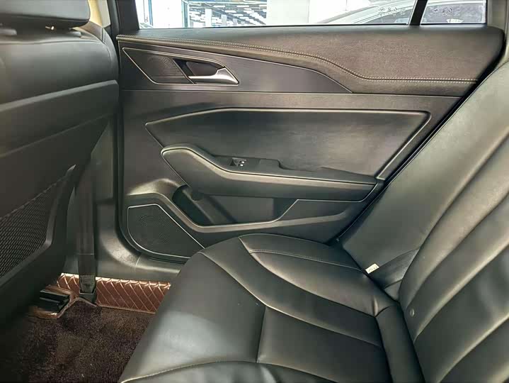 Фото 13 - Hongqi H5