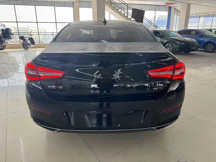 Фото 8 - Hongqi H5